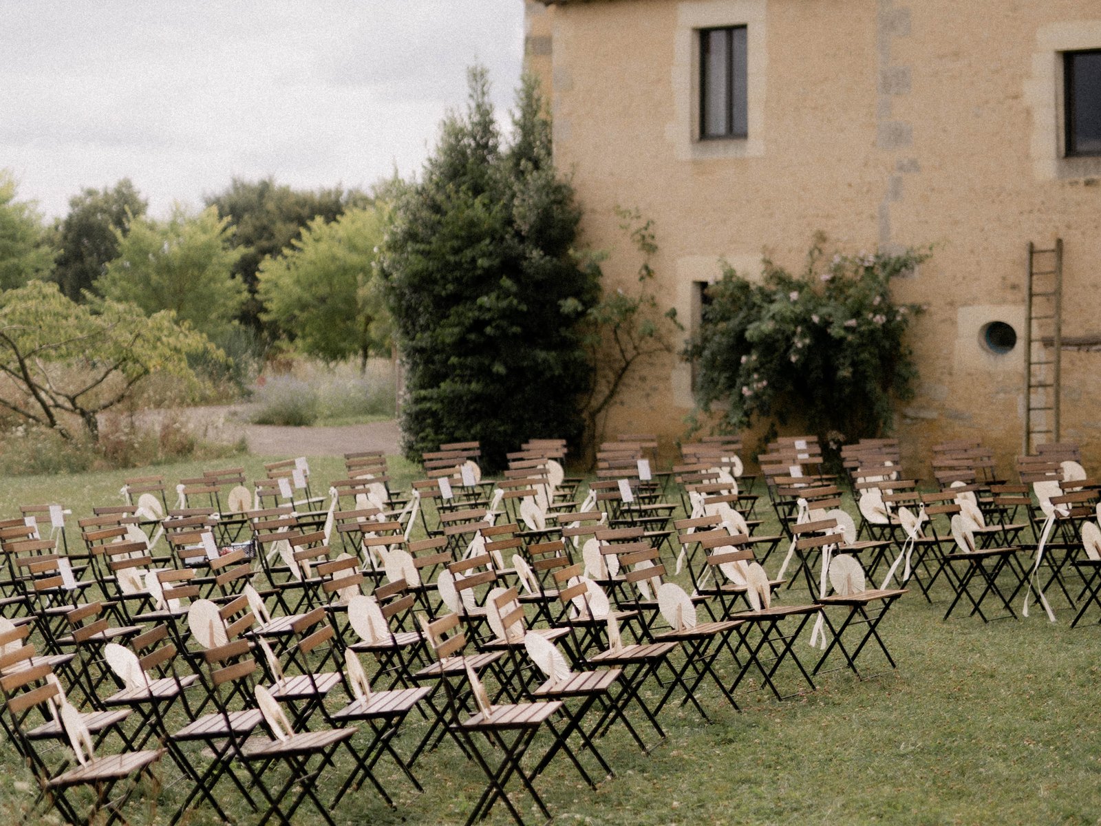 Cérémonie installée face à la façade en pierre du domaine