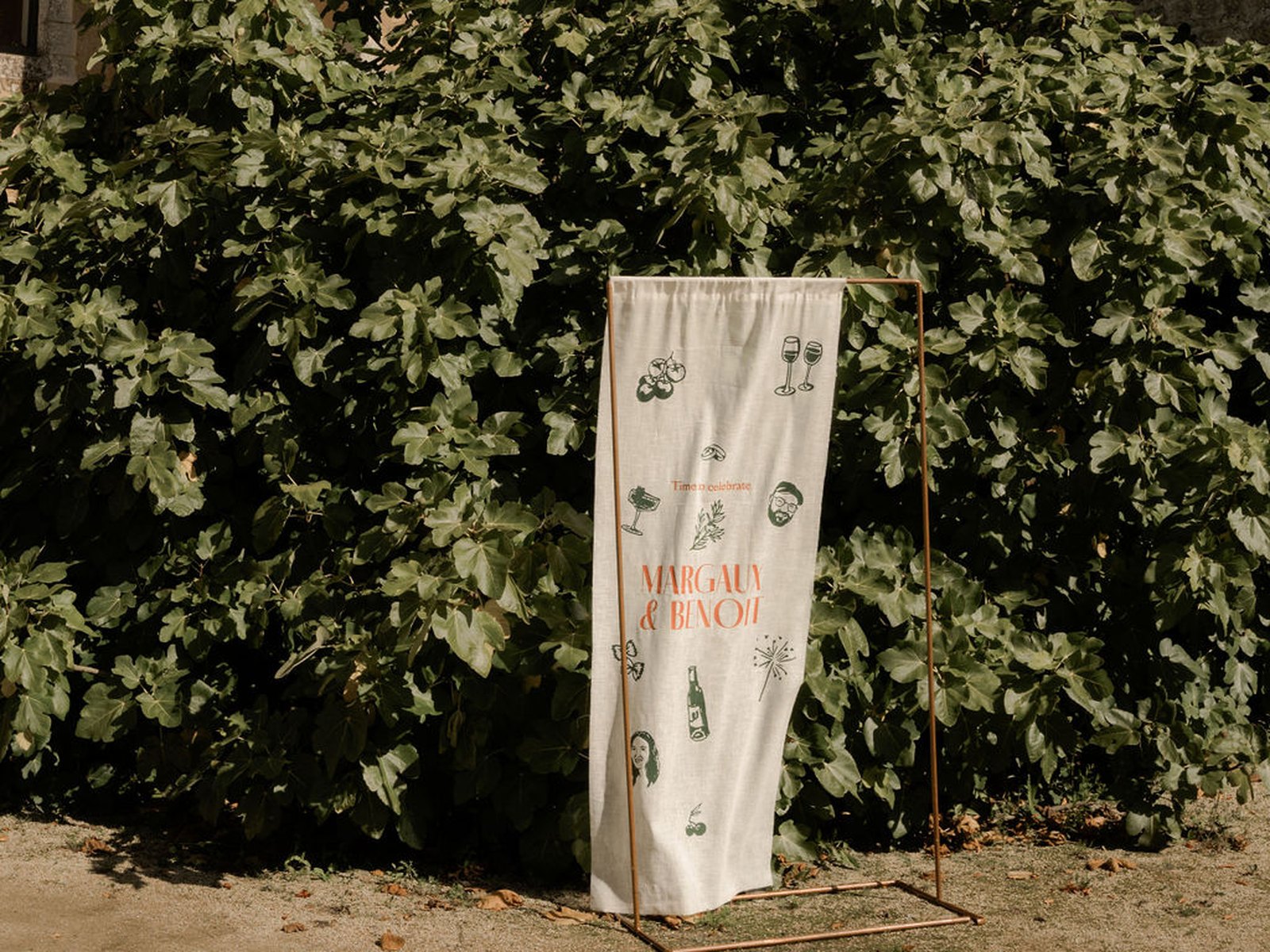 Affiche de bienvenue des mariés devant le figuier centenaire