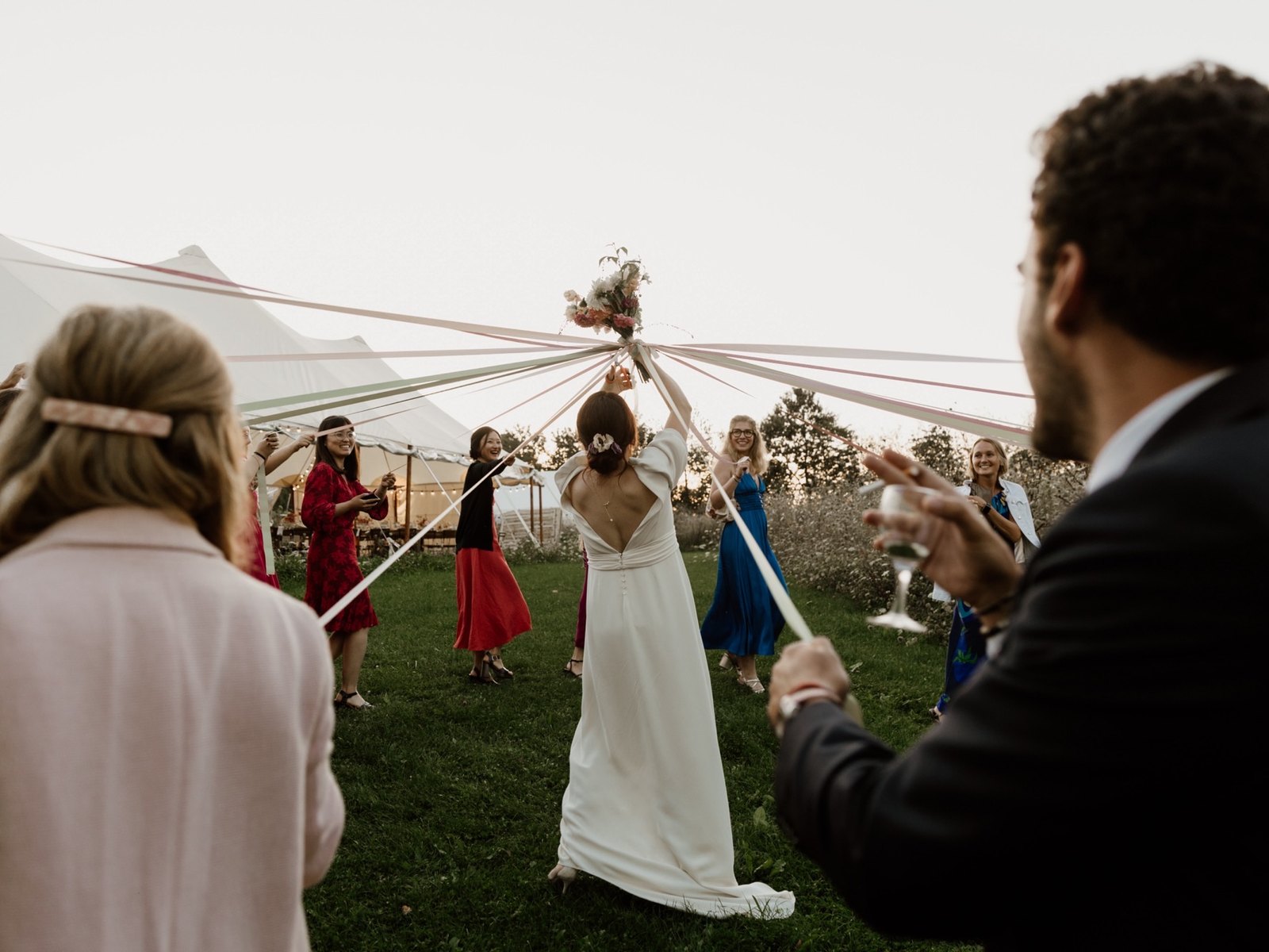 Le jeu du ruban, la mariée au centre des convives