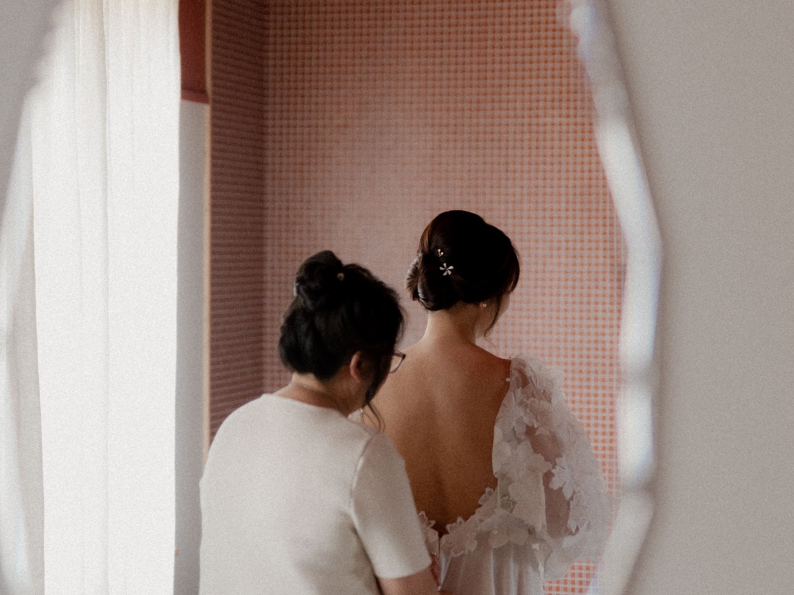 Les préparatifs de la mariée, reflétés dans le miroir
