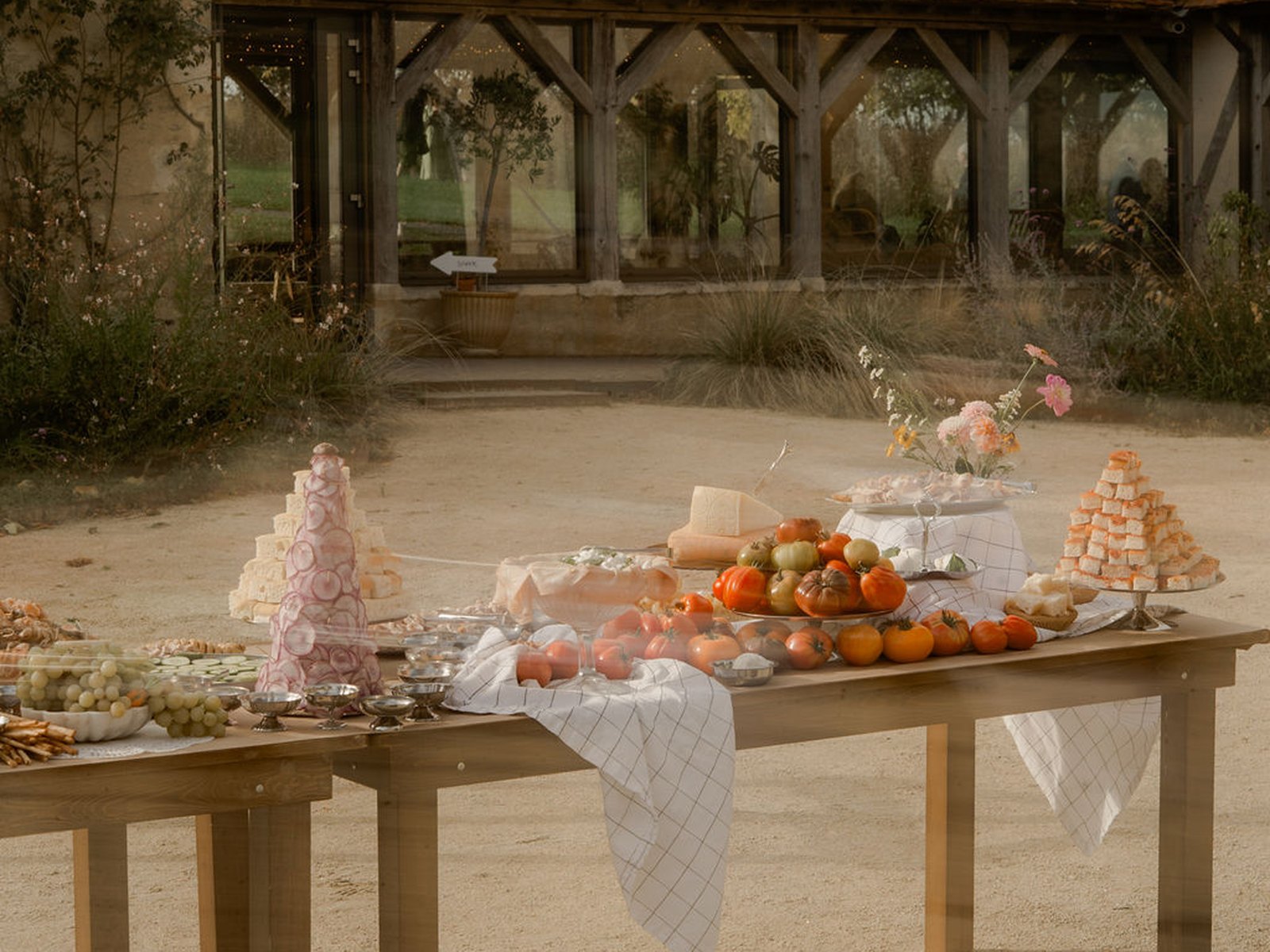Table d'automne dressée dans la cour, devant le jardin d'hiver
