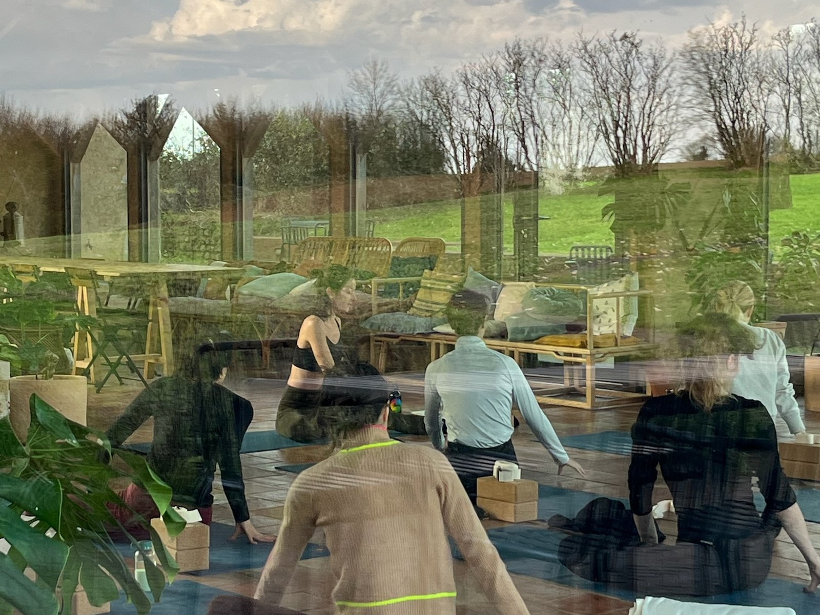 Retraite de yoga dans le jardin d'hiver