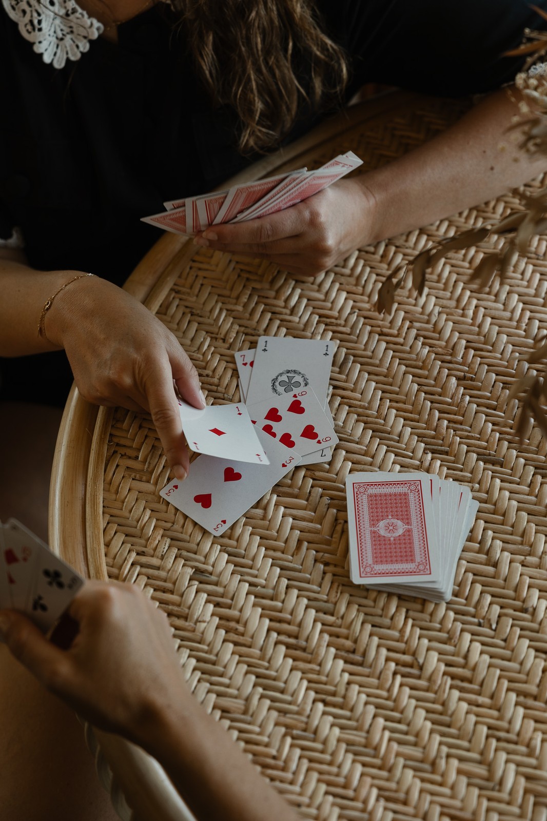 Jeu de cartes et moment convivial entre collègues