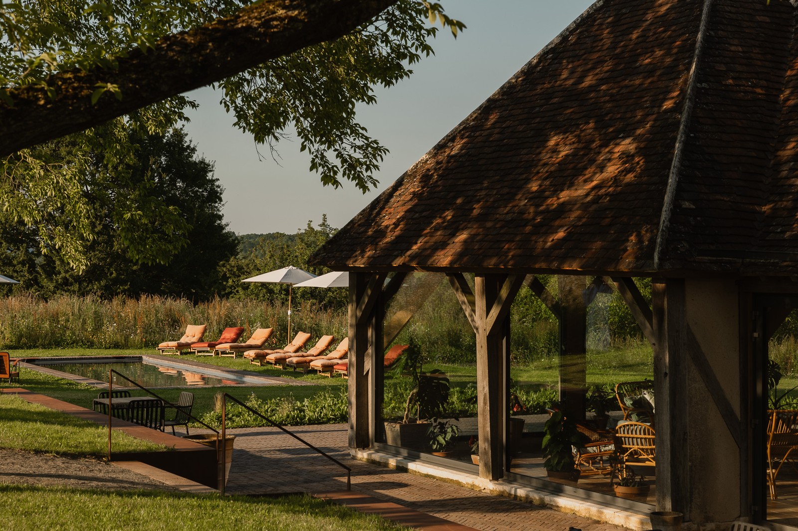 Les bâtiments du domaine et la vue sur le parc