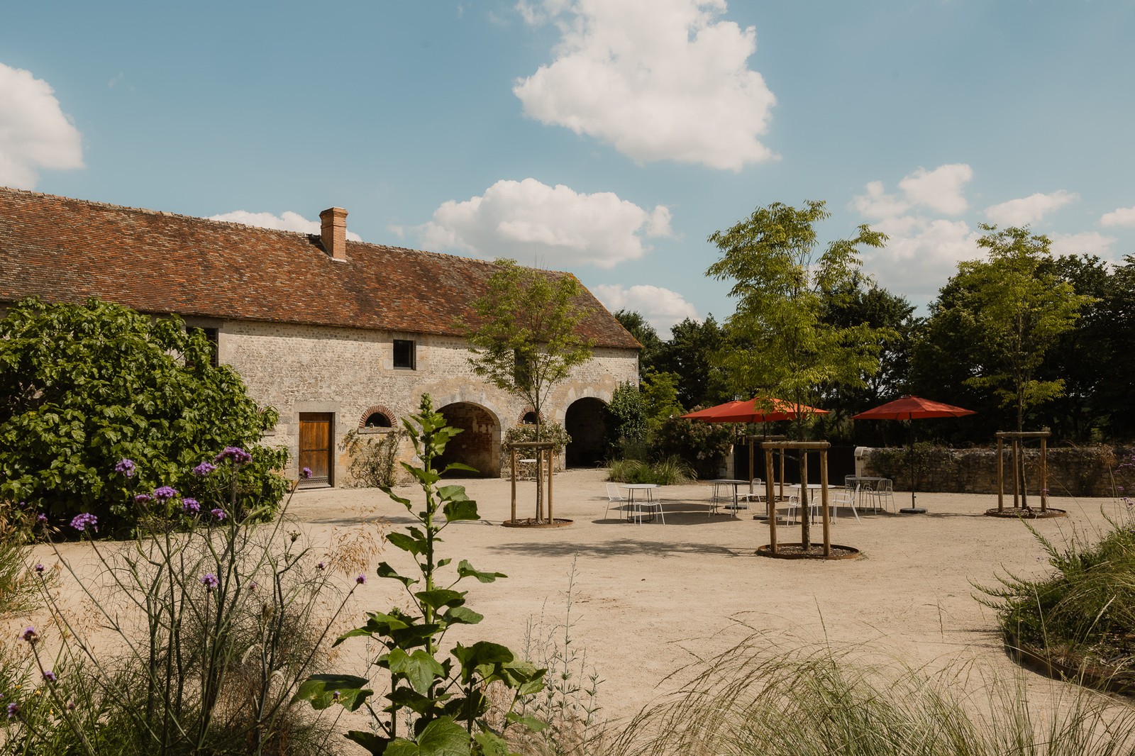 La cour et les bâtiments en pierre du domaine